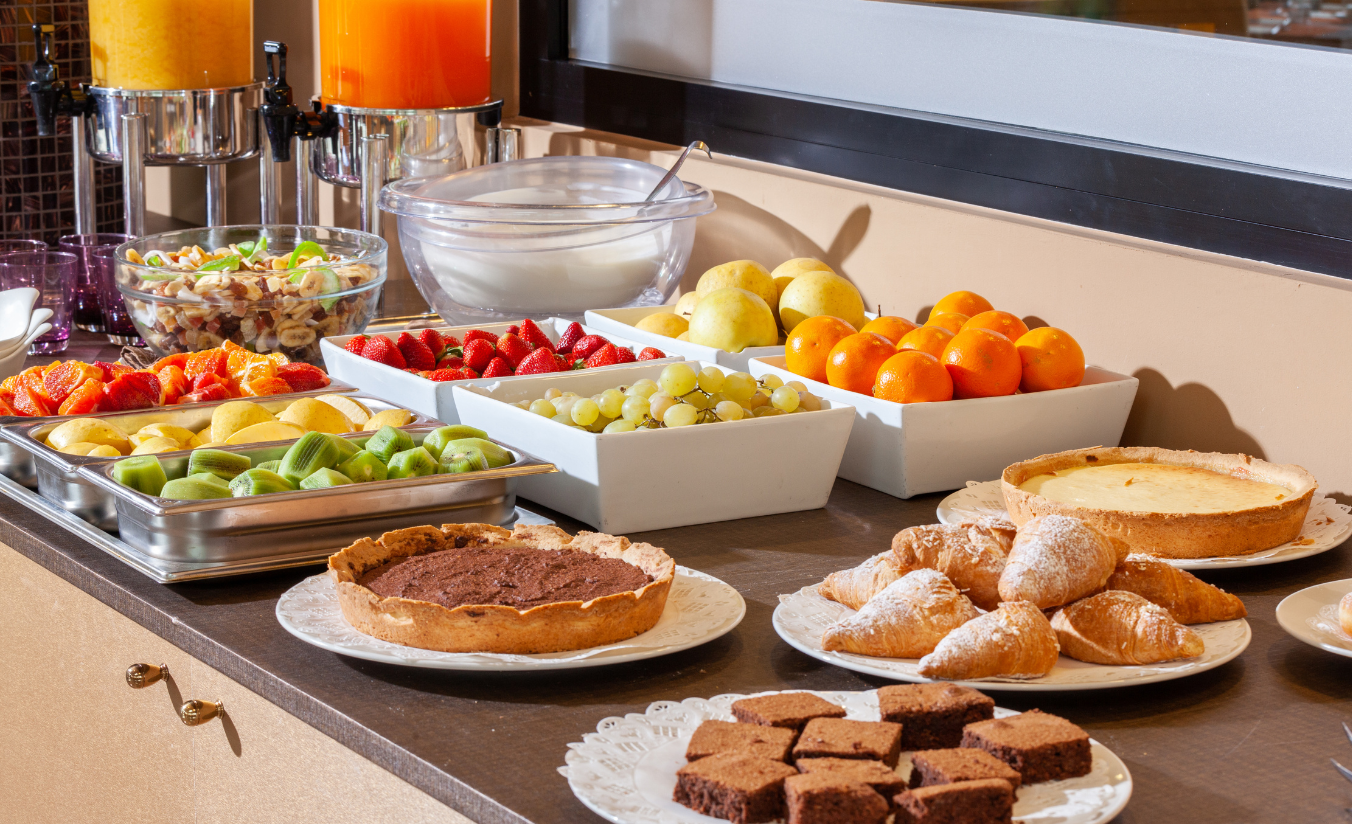 Buffet de café da manhã no Nacional Inn Sorocaba, exemplo de custo-benefício em hotelaria no interior