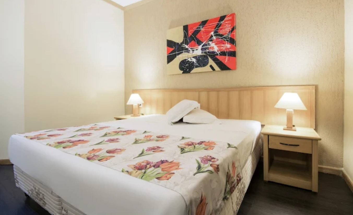 Interior de suíte confortável no Nacional Inn Sorocaba, ideal para estada confortável no interior paulista