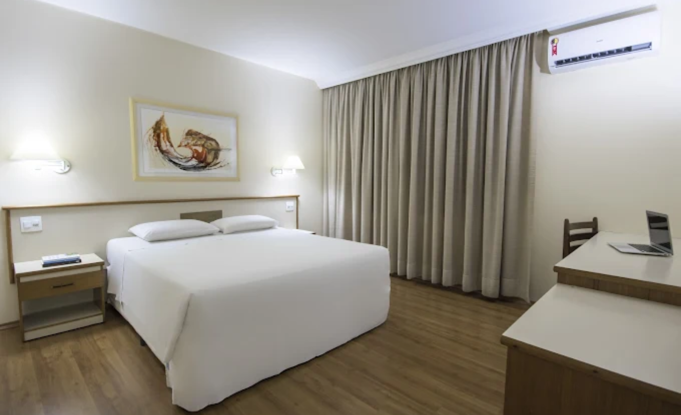 Quarto de hotel em Sorocaba equipado com mesa de estudos e cama confortável para candidatos de concursos