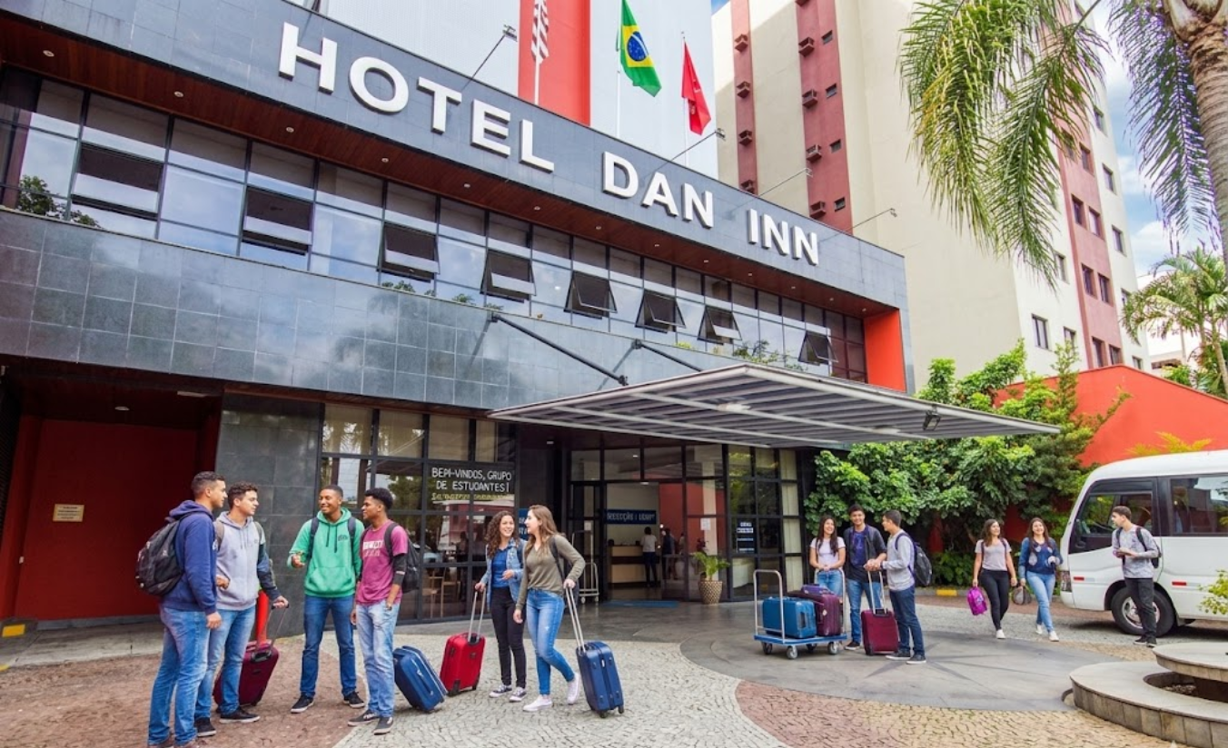 Fachada do Dan Inn Sorocaba com entrada para grupos de estudantes