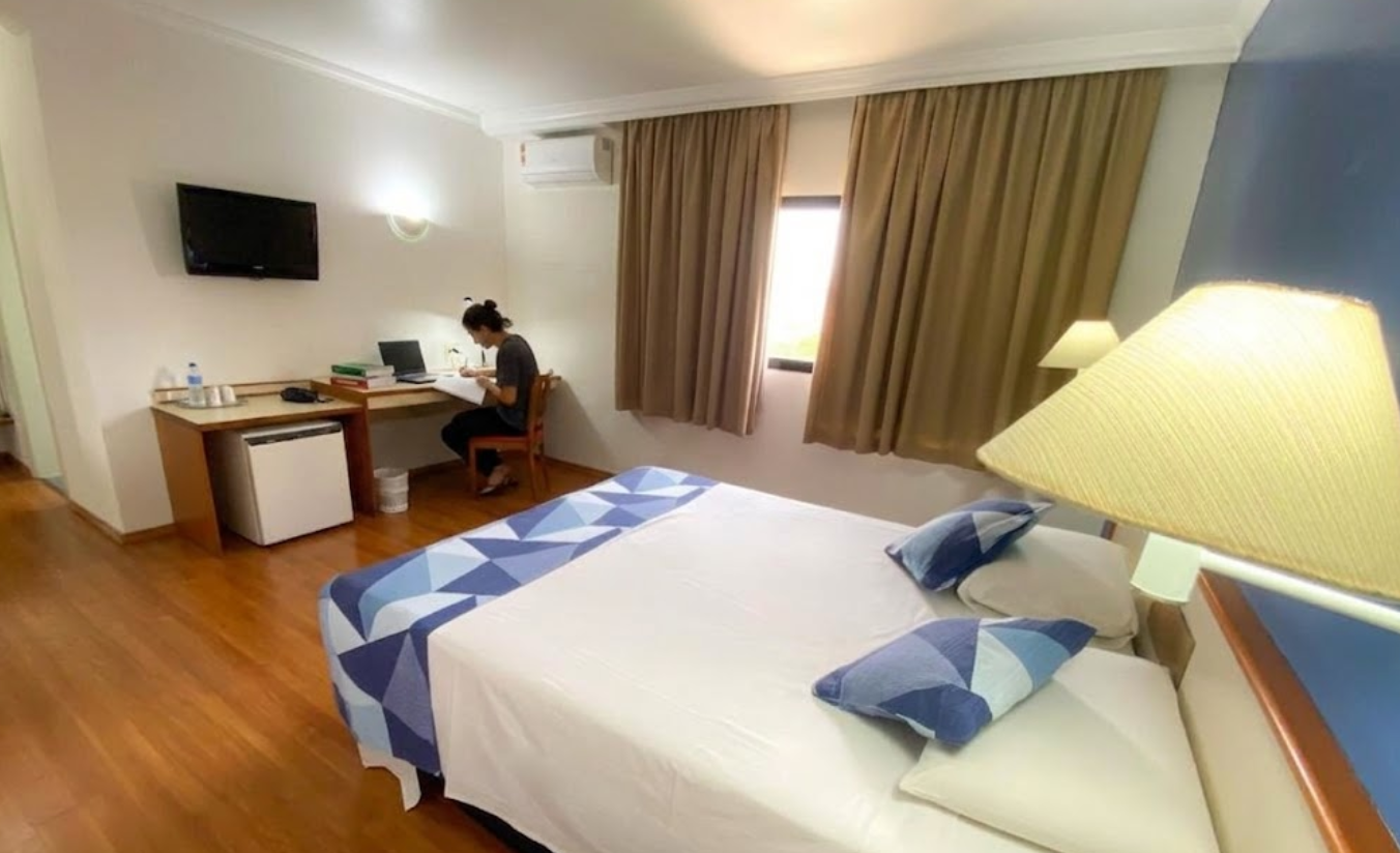 Quarto do Dan Inn Sorocaba com bancada de estudos e iluminação funcional