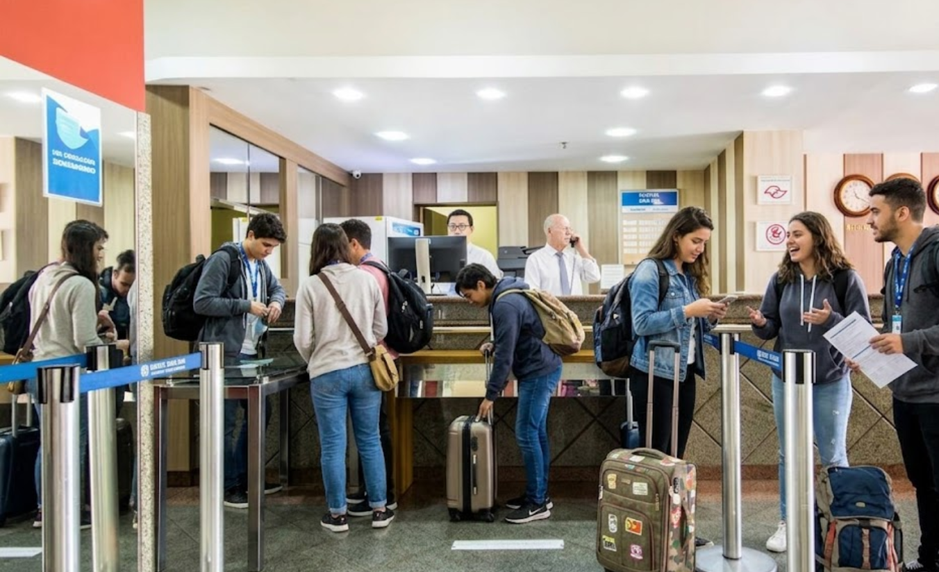 Recepção do Dan Inn Sorocaba com atendimento para grupos acadêmicos