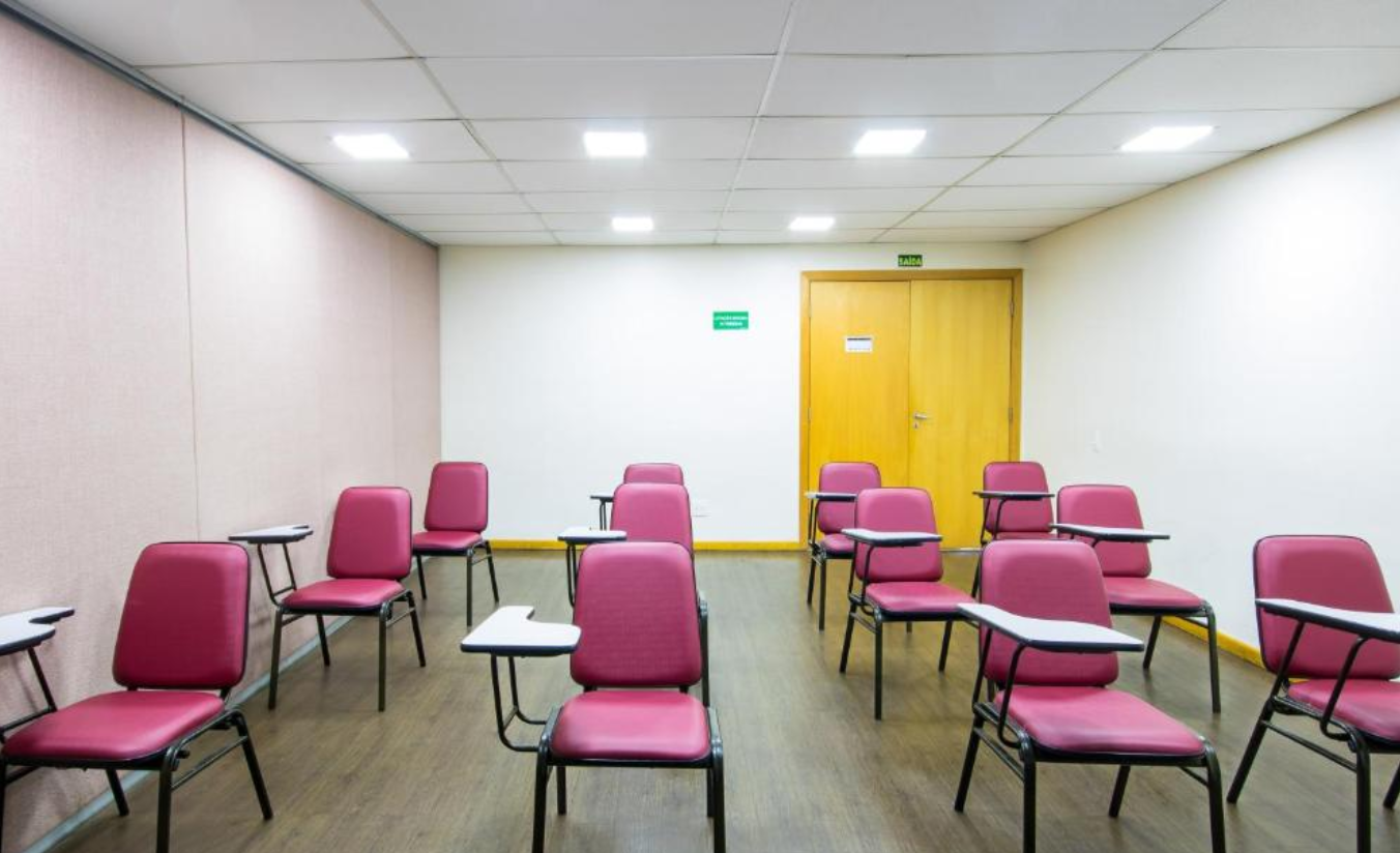 Sala de eventos do Nacional Inn Sorocaba configurada em formato escolar para treinamento corporativo com mesas organizadas e projetor