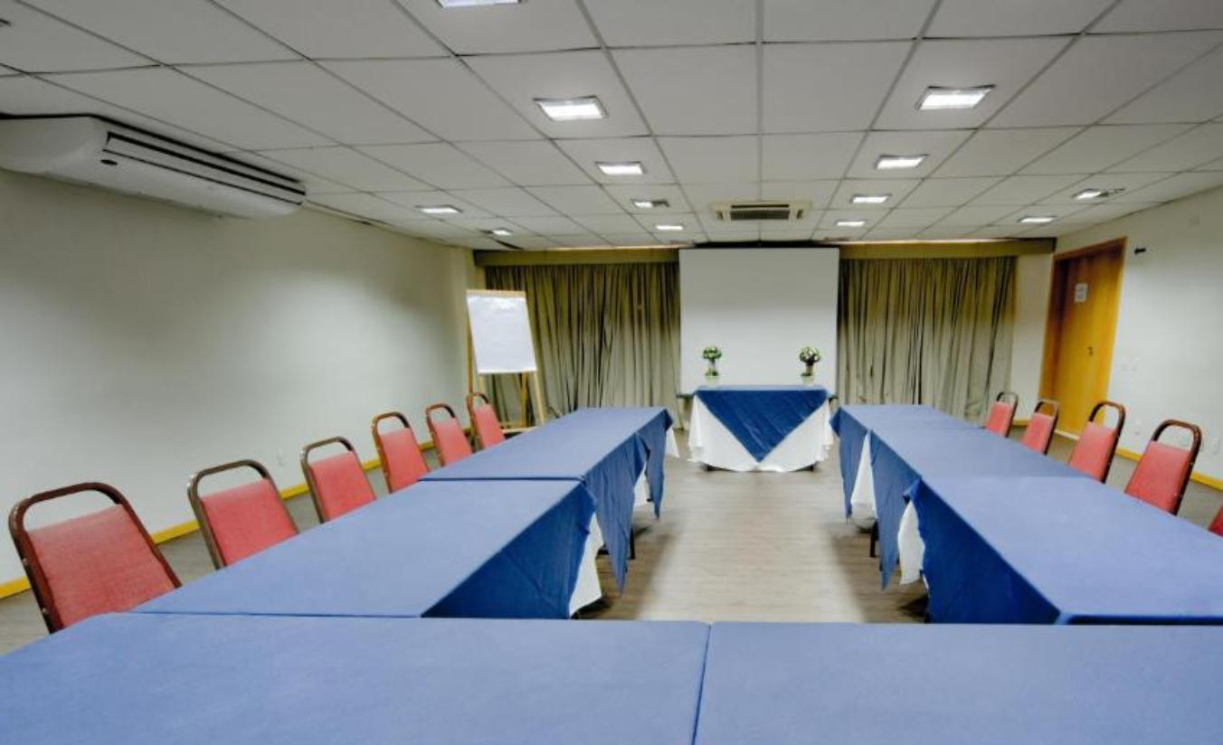 Sala de reunião corporativa em Sorocaba com estrutura completa, mesa executiva, projetor e climatização
