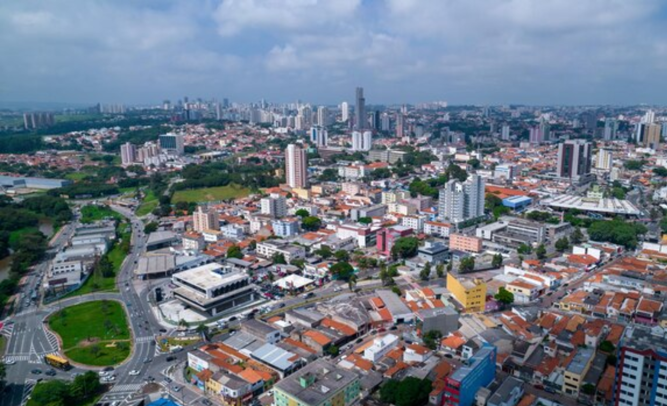Vista aérea de Sorocaba com suas avenidas e áreas verdes, representando a estrutura urbana ideal para hospedagem de grupos