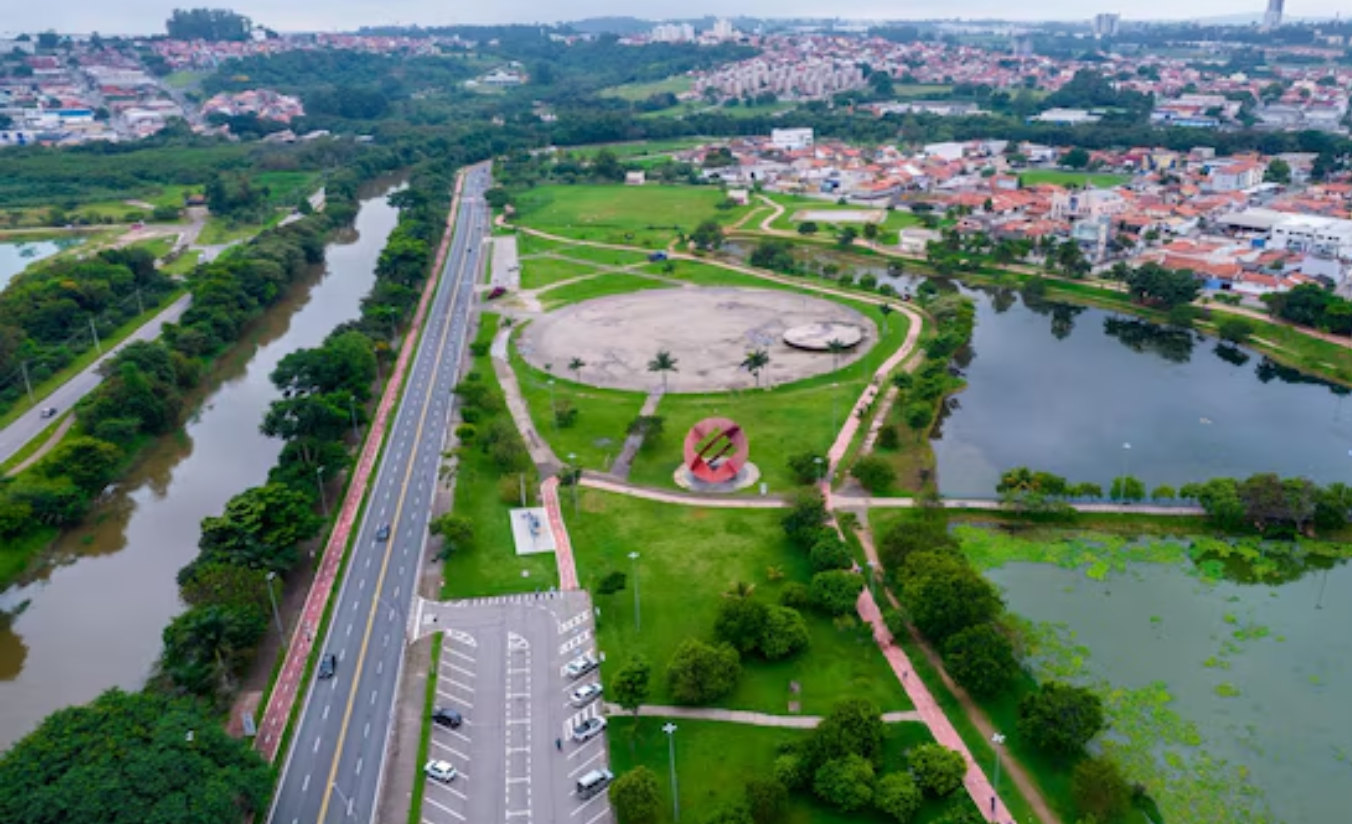 Vista aérea do Parque das Águas de Sorocaba SP com lago, área verde e infraestrutura de lazer para visitantes