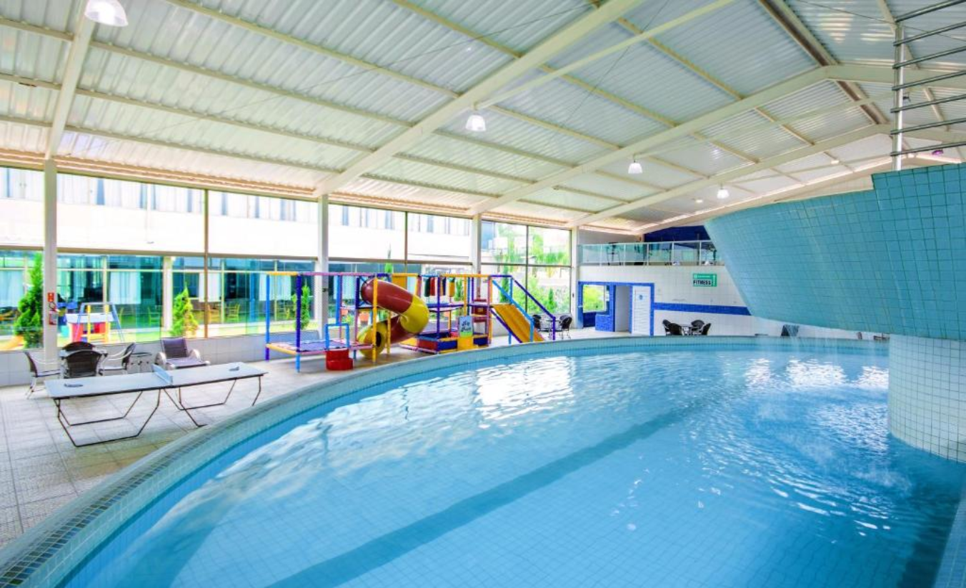 Área de lazer e piscina do Golden Park Sorocaba com participantes em momento de networking durante intervalo de congresso