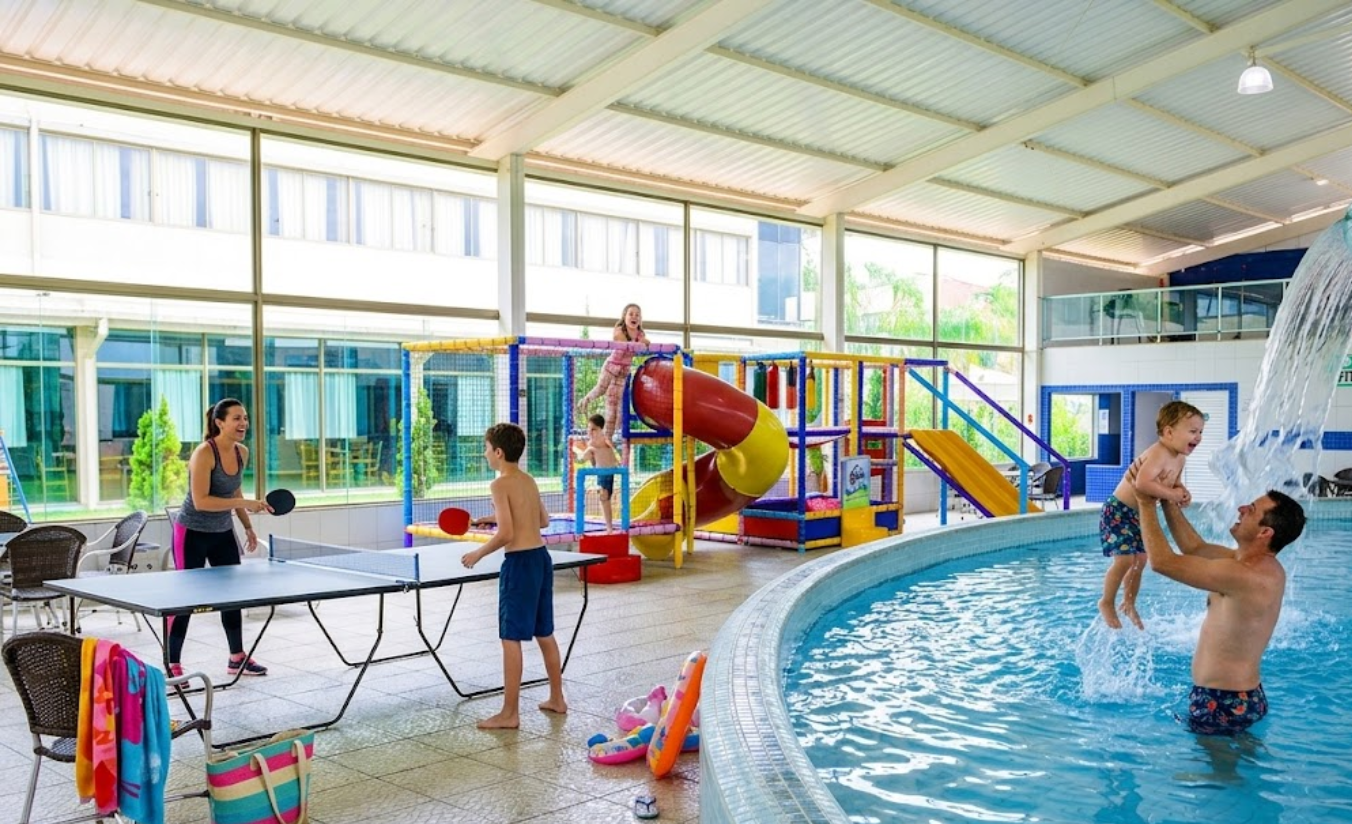 Família curtindo a piscina coberta e climatizada do Golden Park Sorocaba com crianças no parque aquático infantil