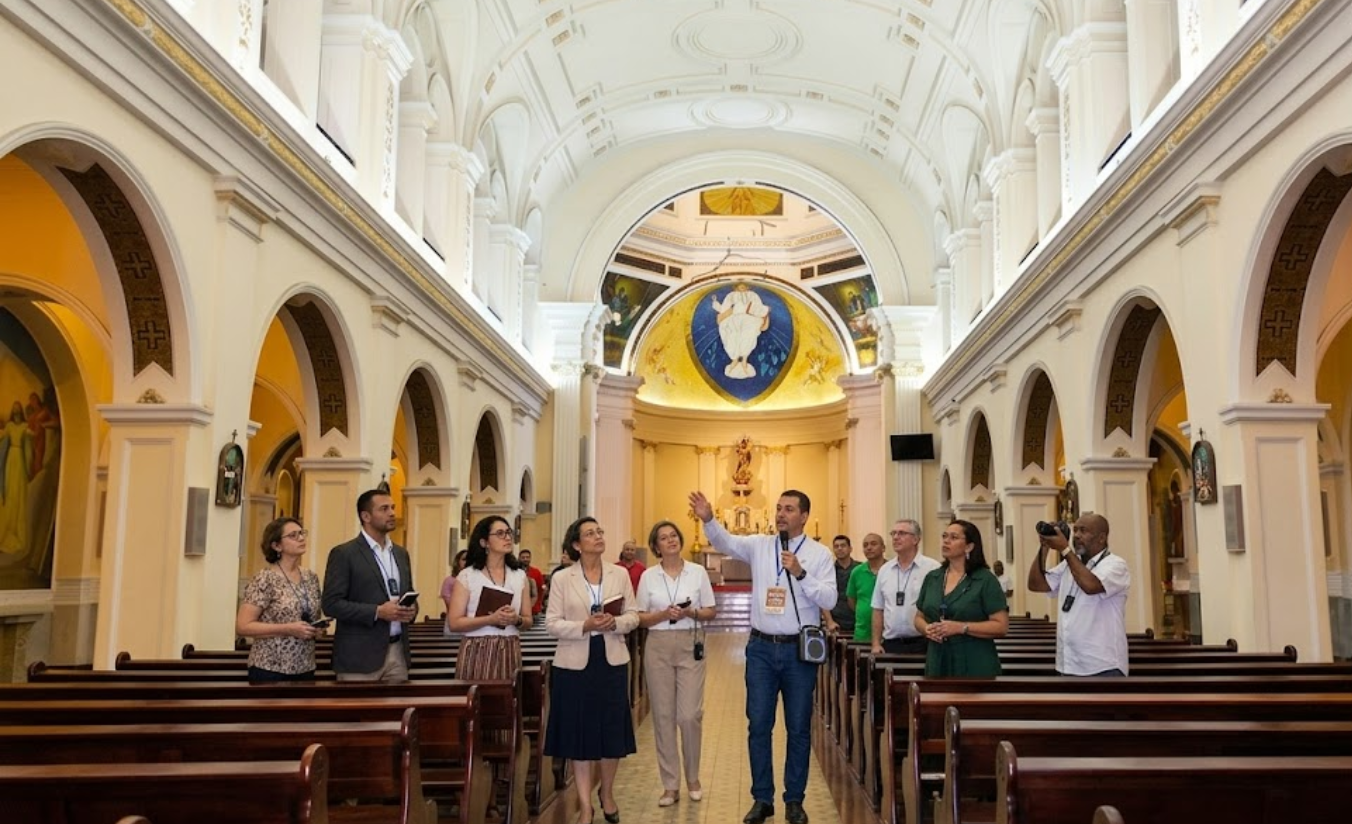 Interior da Catedral Metropolitana de Sorocaba com grupo religioso em visita guiada