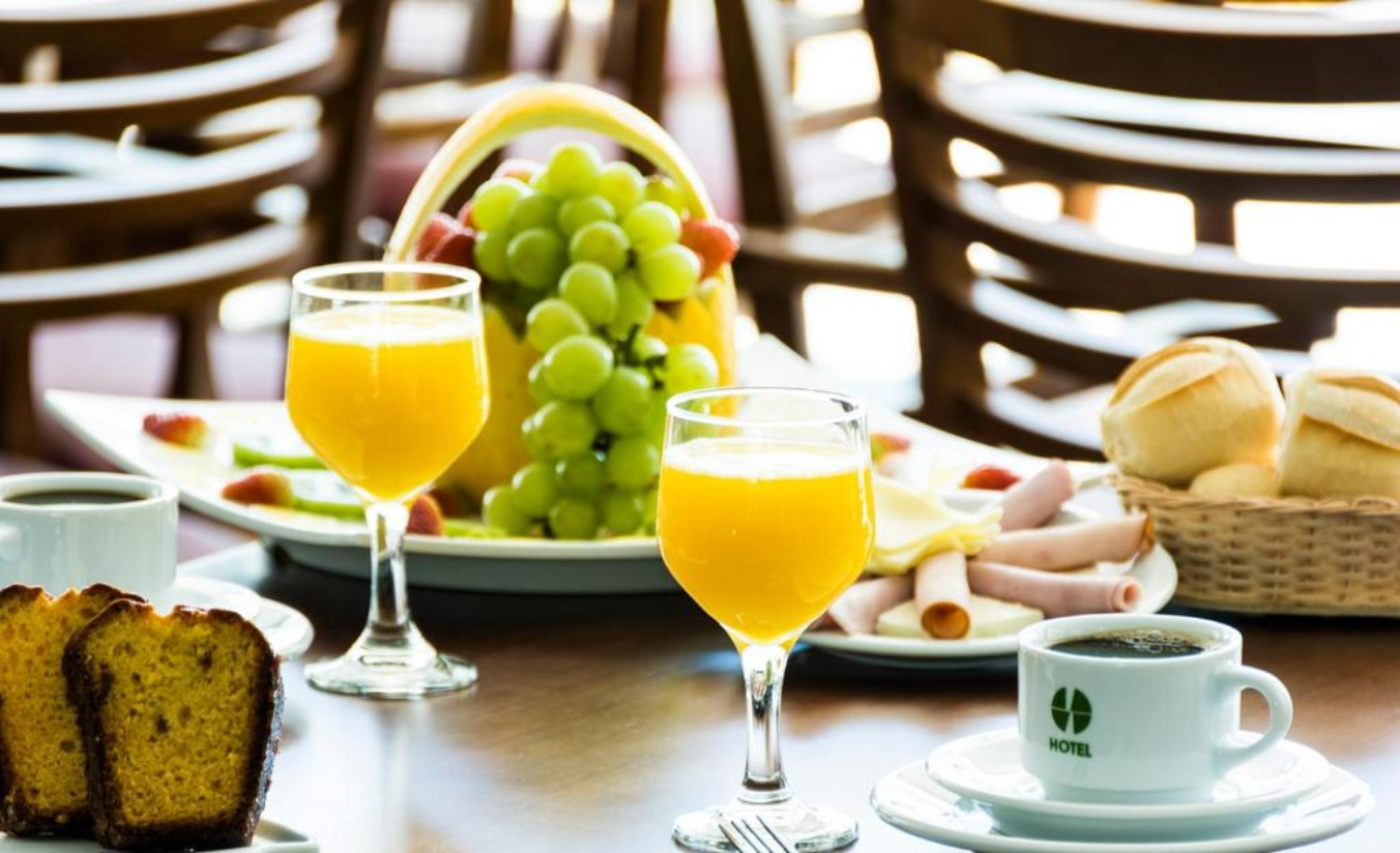 Mesa de café da manhã completo do Golden Park Sorocaba com frutas, pães, frios e sucos naturais para família