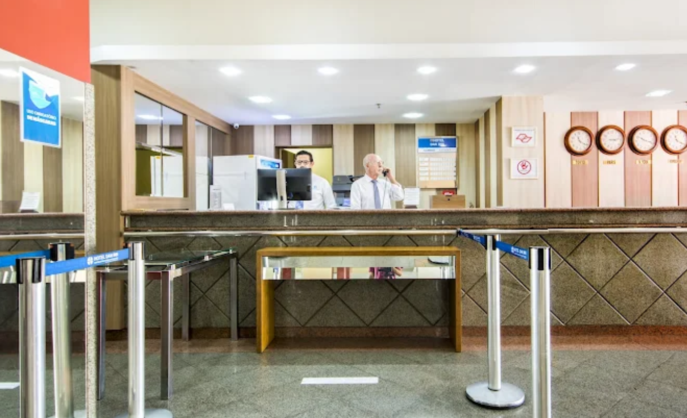 Recepção do Dan Inn Sorocaba com atendimento corporativo e ambiente profissional pronto para receber empresas