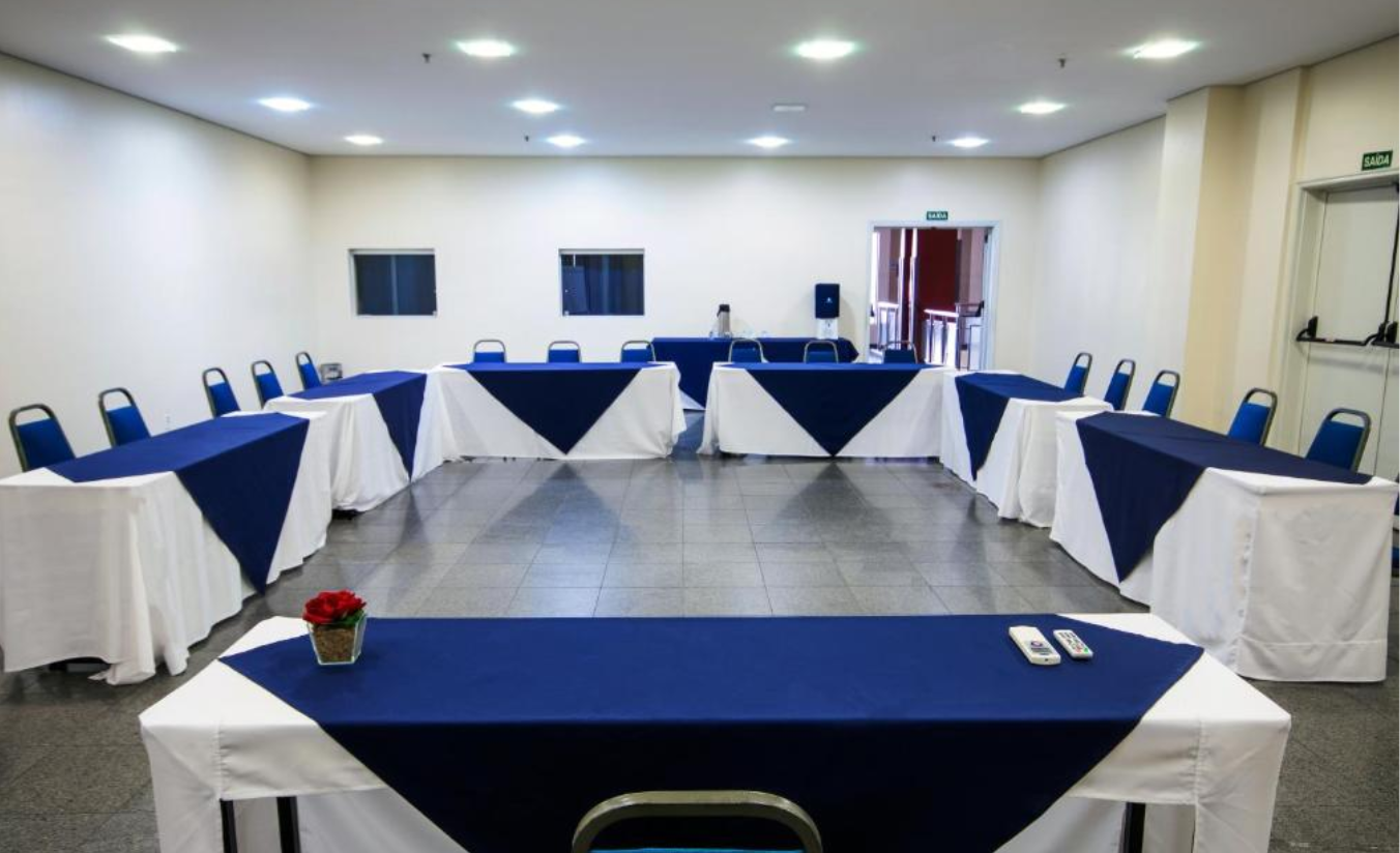 Sala de reunião corporativa do Dan Inn Sorocaba com disposição executiva, climatização e estrutura para pequenas e médias empresas