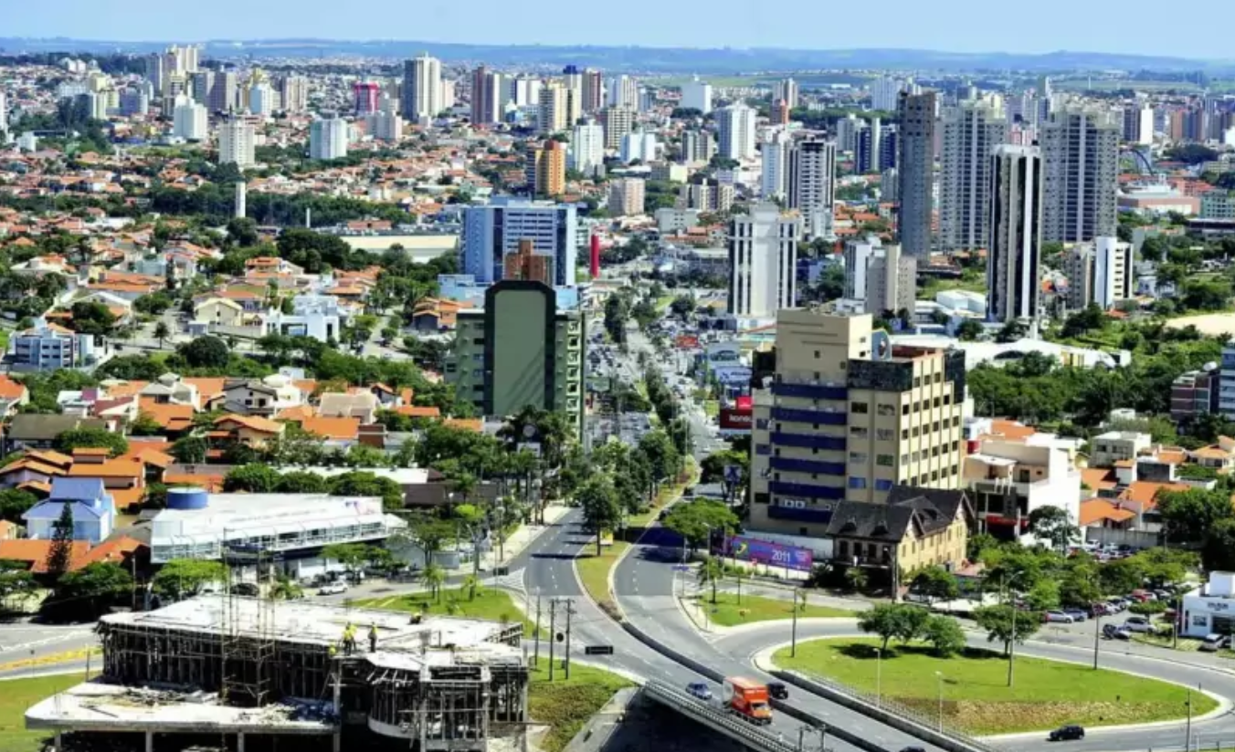 Vista aérea do centro de Sorocaba com vias de acesso e estrutura urbana destacando a localização estratégica da cidade para eventos corporativos
