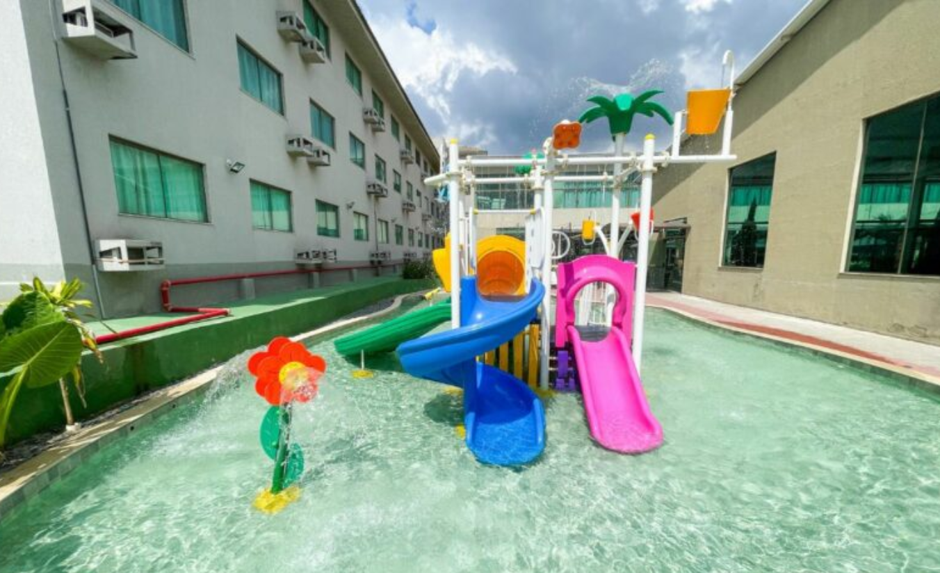Vista da área externa do Golden Park Sorocaba com piscina ao ar livre e estrutura de lazer para famílias