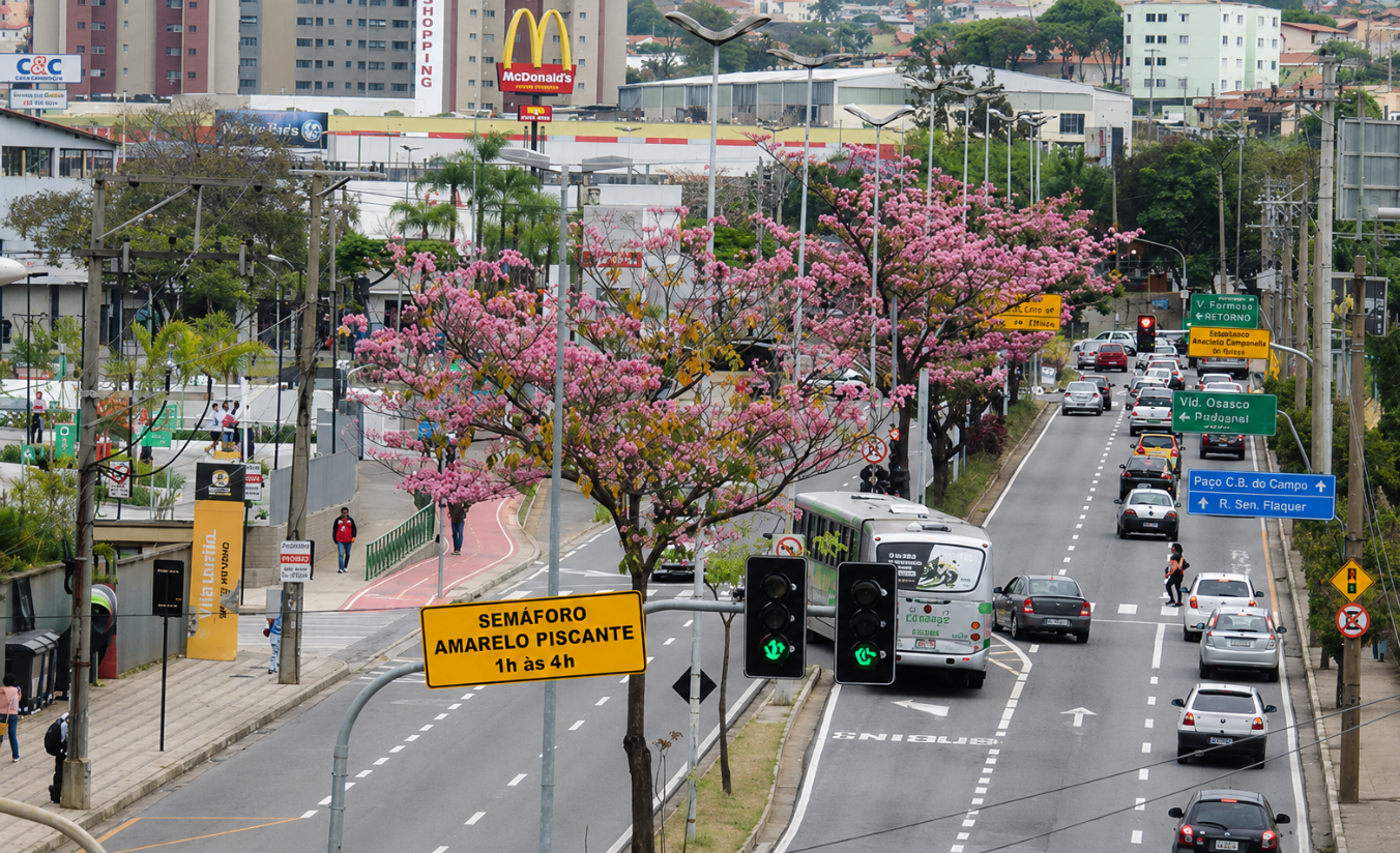 Avenida Afonso Vergueiro em Sorocaba com movimento comercial, o Pátio Cianê Shopping ao fundo e a arquitetura do centro da cidade