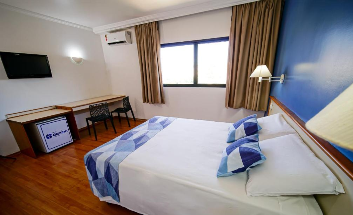 Quarto confortável do Hotel Dan Inn Sorocaba preparado para hóspedes corporativos e familiares