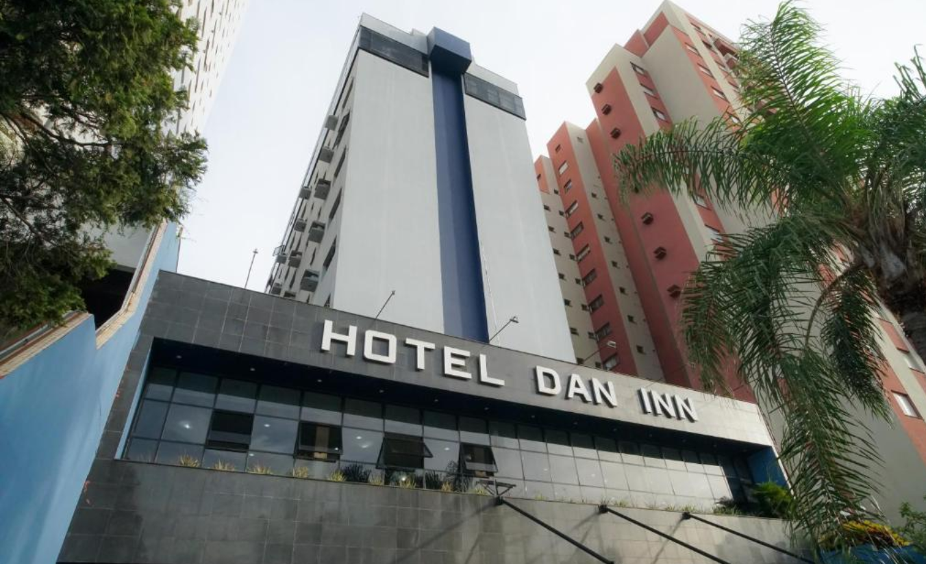 Vista externa do Hotel Dan Inn Sorocaba na Avenida Dr. Afonso Vergueiro, Vila Casanova