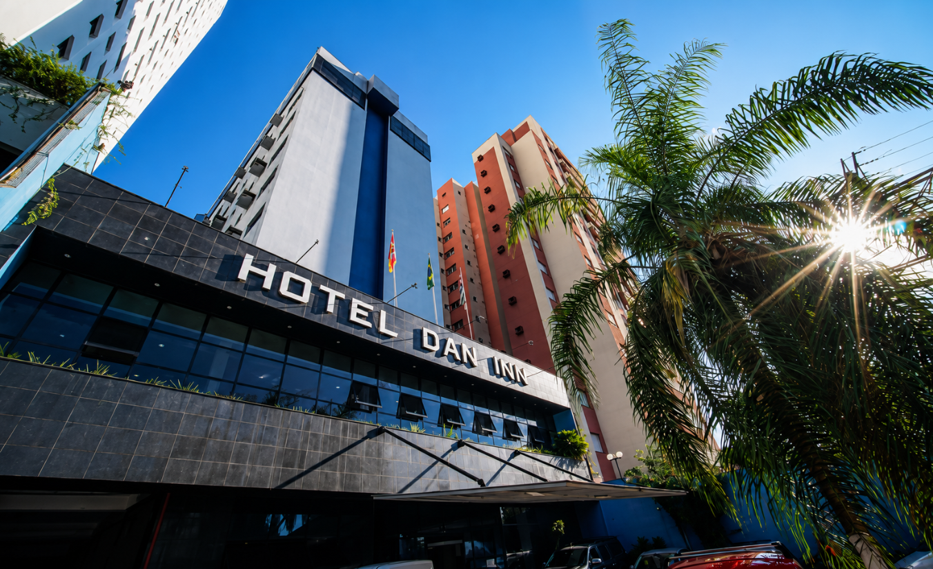 Fachada do Dan Inn Sorocaba, hotel estrategicamente localizado na Av. Afonso Vergueiro