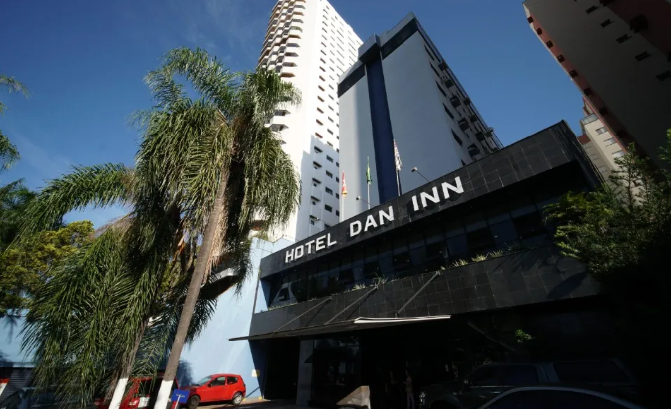 Fachada do Hotel Dan Inn Sorocaba na Avenida Dr. Afonso Vergueiro