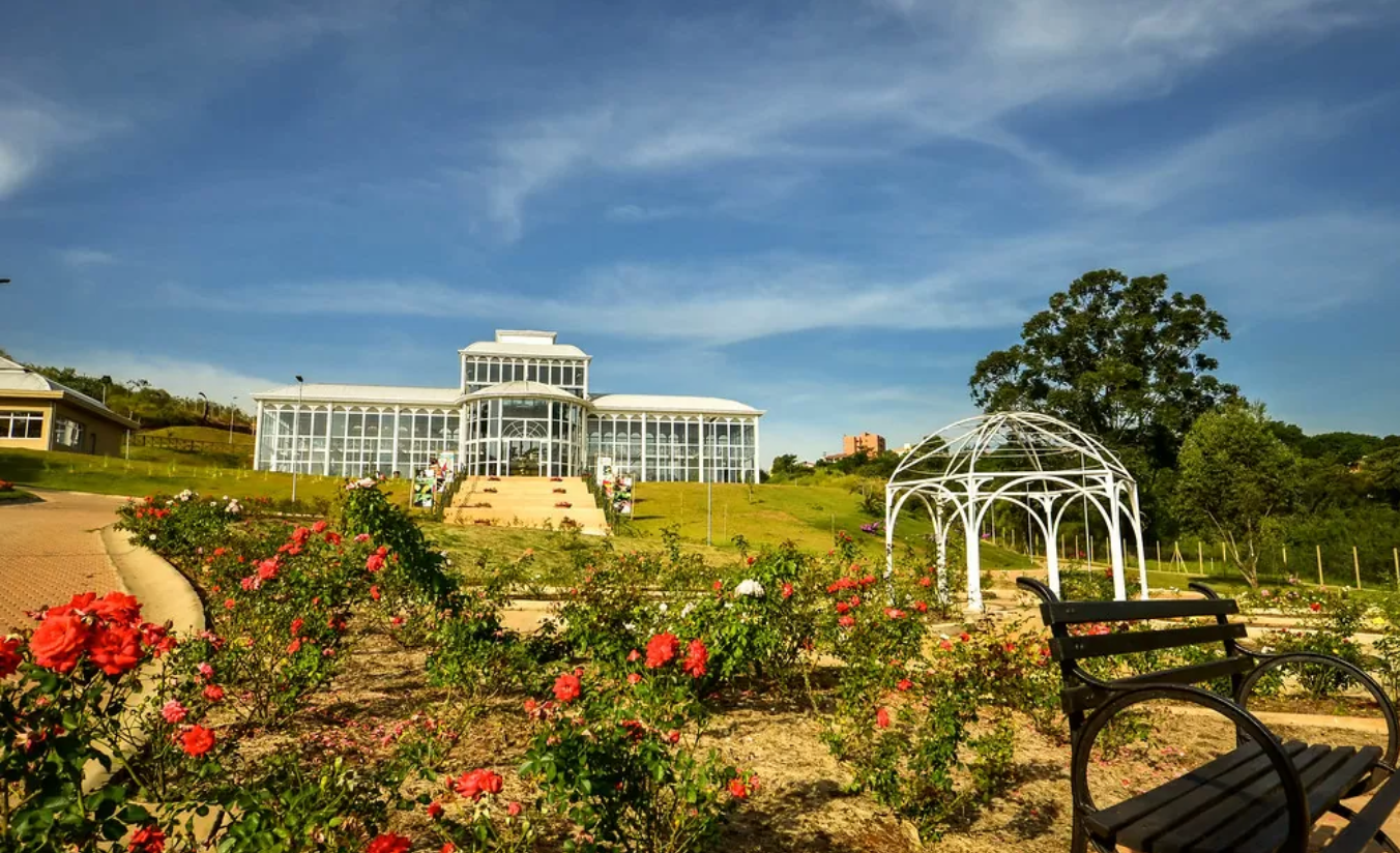 Jardim botânico com estufa de vidro e jardins bem cuidados, um dos principais pontos turísticos de Sorocaba