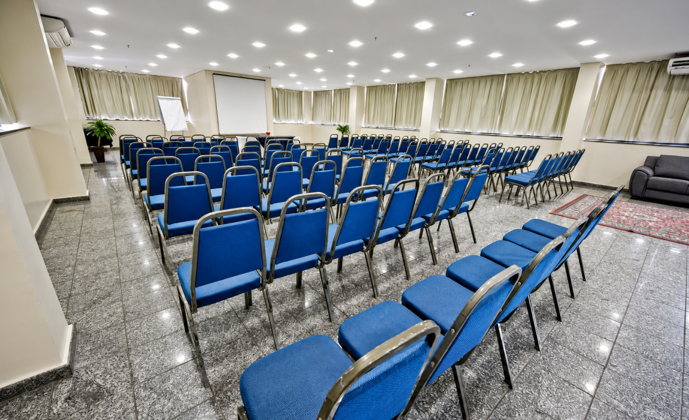 Sala de reuniões do Dan Inn Sorocaba, estrutura voltada ao hóspede corporativo