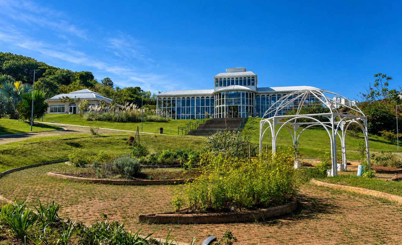 Jardins e área verde do Jardim Botânico de Sorocaba, um dos passeios de fácil acesso de carro a partir da rodovia