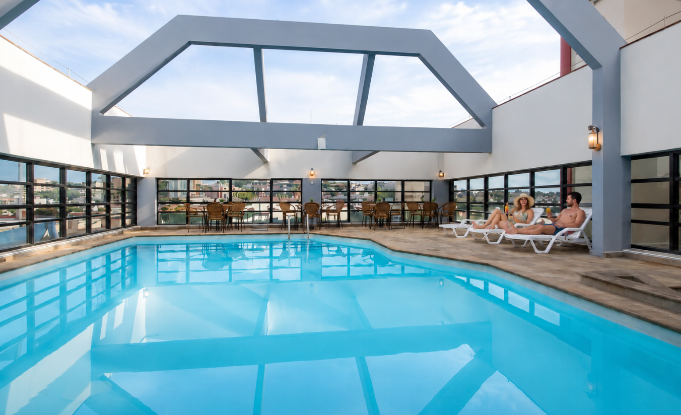 Piscina de hotel com espreguiçadeiras, ambiente ideal para casal relaxar em Sorocaba