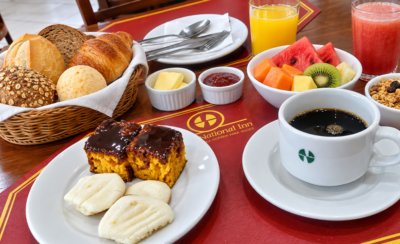 Mesa de café da manhã servida no Hotel Nacional Inn Sorocaba, com frutas, pães e sucos