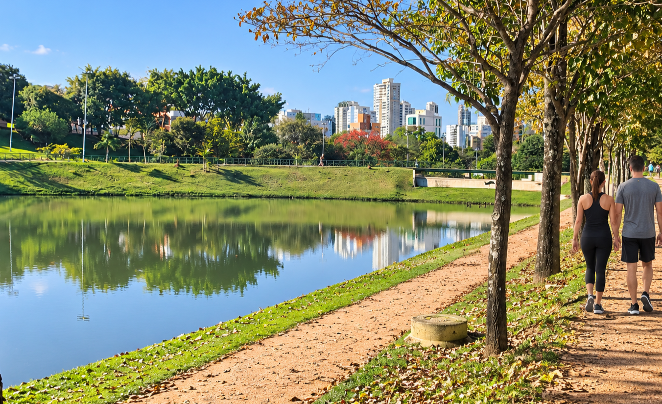 Pista de caminhada arborizada do Parque Campolim em dia de sol